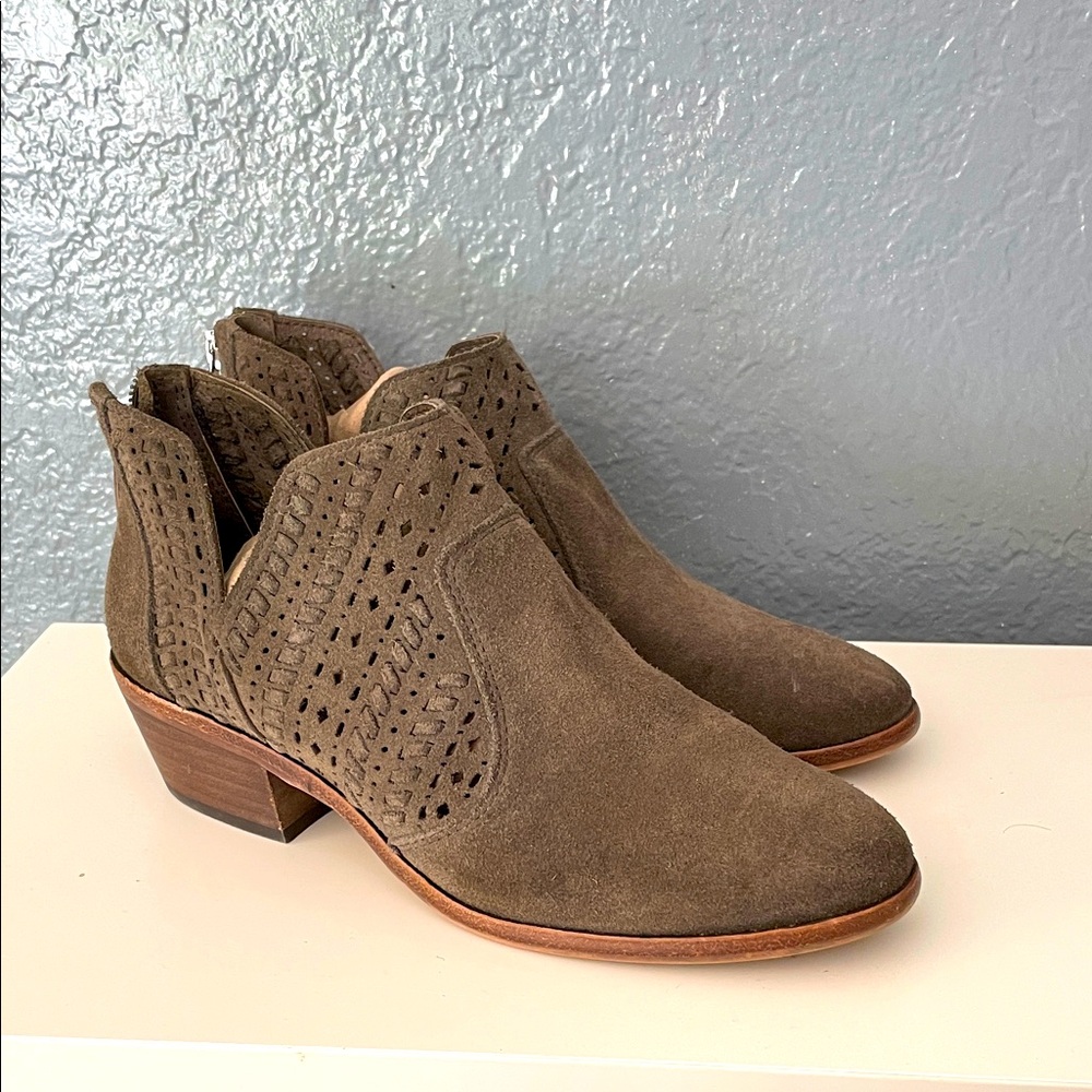 VINCE CAMUTO Beige
Suede Leather PRASATA
Ankle Booties Boots Shoes women’s 7.5